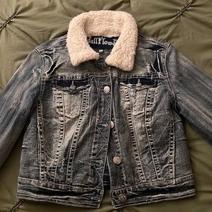 Cozy denim jacket, great for fall or early winter size large.